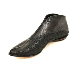 Shoes*CYDWOQ Table
